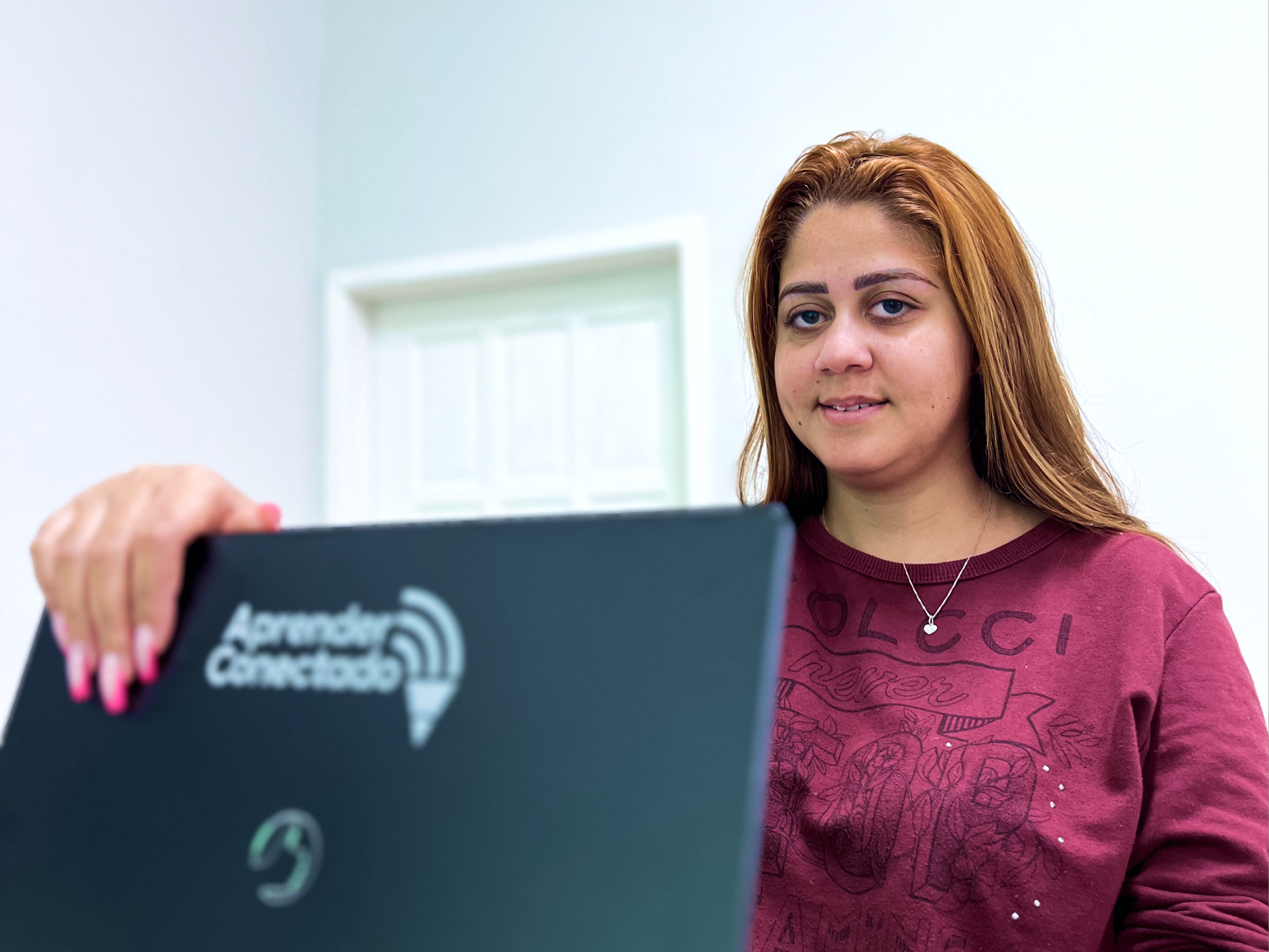 Professora usando notebook do Aprender Conectado em Silva Jardim (RJ)