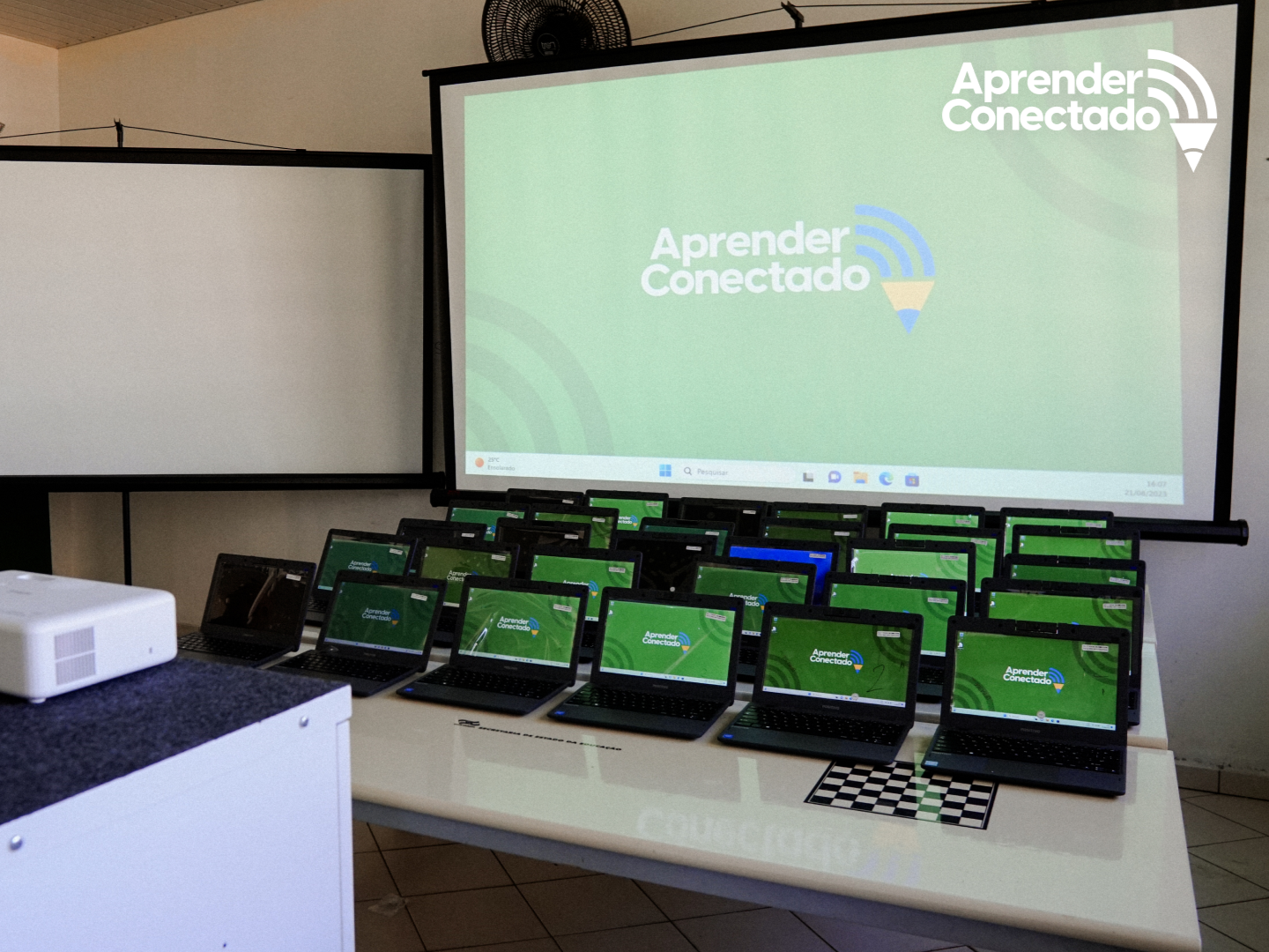 Equipamentos do Aprender Conectado entregue à escola pública de Entre Rios