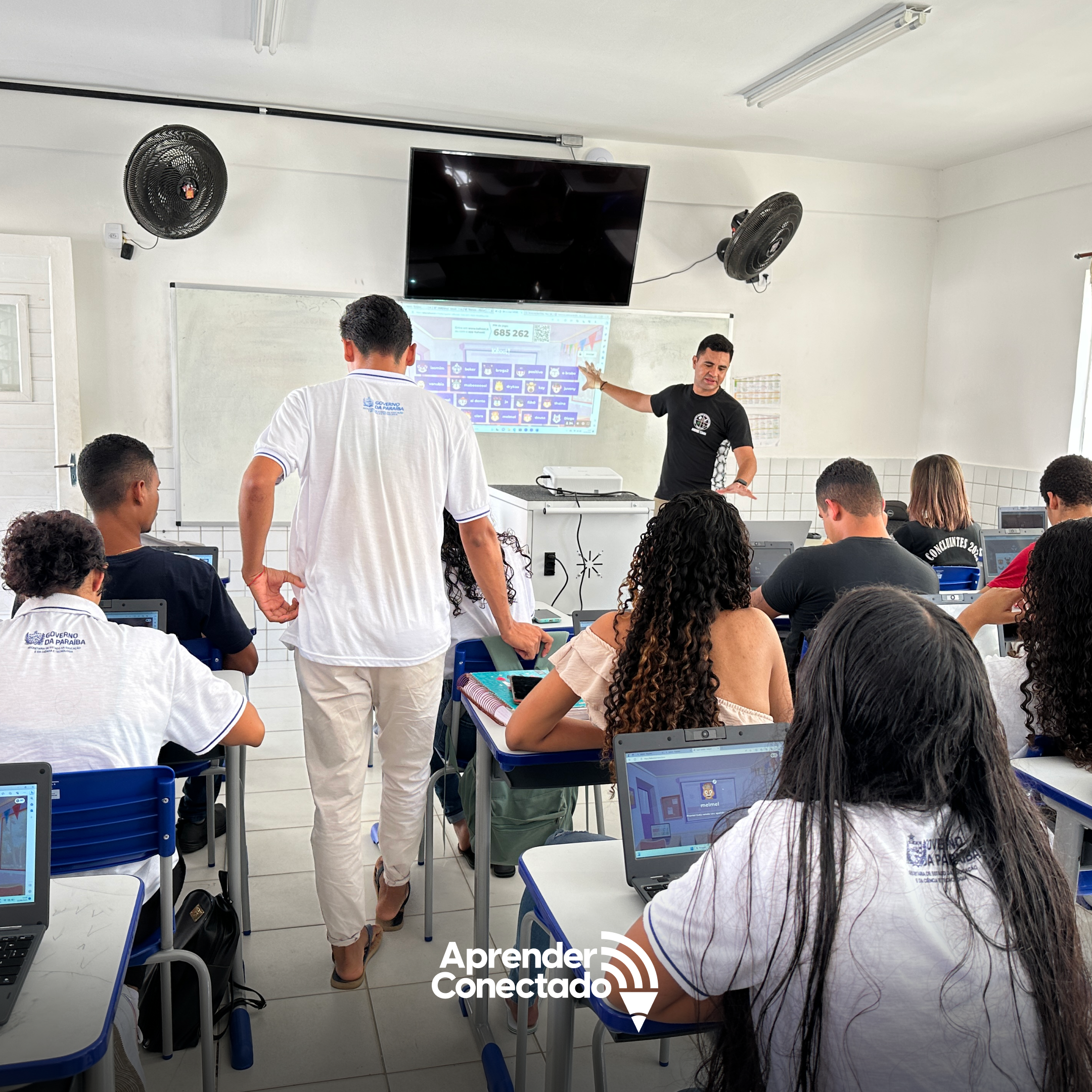 Aula em escola de Baía da Traição (PB) com equipamentos do Aprender Conectado