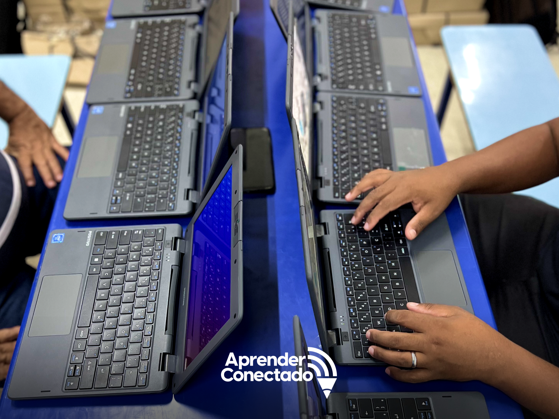 Rio de Janeiro tem mais de  5,2 mil alunos de escolas públicas usando internet e notebooks do Aprender Conectado